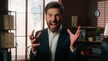 Portre gerildi sinirden sinirlendi öfke öfke öfke sağlık sorunu zihinsel stres Kafkas iş adamı iş adamı erkek işveren kızgın işveren çığlık çığlığa çığlık çığlığa bağırıyor bağırıyor