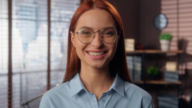 Kafkas iş kadını gülümseyen dişlek bir portre. Ofiste mutlu bir iş kadını. Gözlüklü bir bayan yönetici.