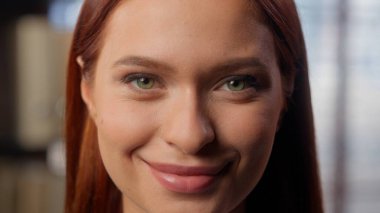 Şirket ofisinde gülümseyen güzel, kendine güvenen bir öğrenci kız iş kadını, kamera işkadını, bayan işveren, şirket çalışanı pazarlama uzmanı kadın fotoğrafa bakıyor.