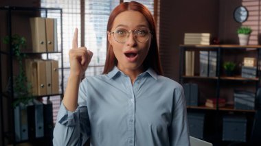 Ofisteki Kafkasyalı iş kadını, yaratıcı yenilik çözümleme stratejisinin başarılı iş kadını kadın işçi fikri üzerinde kafa yoruyor.