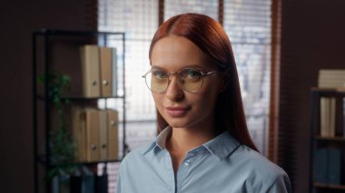 Kafkasyalı zeki iş kadını kız öğrenci bayan ofis içinde iş kadını gözlük takan gözlüklü, gözlüklü, gözlüklü, sağlık görüşlü, gözlüklü, bakışlı.