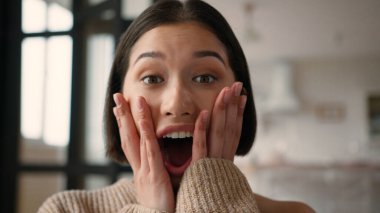 Portre yakın şoke olmuş Kafkasyalı Latin kadın mutlu tepki göstermiş. Duyguları açık tut. Heyecanlı kadın yüz ifadeni takın.