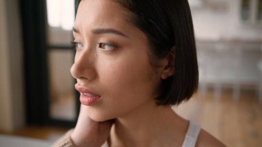 Hüzünlü üzgün, hüsran dolu, yalnız kadın, Latin, Latin, ev sahibi, dul kadına bakan kadın. Düşünme sorununun üzgün olduğunu düşün. Evde sağlık probleminin depresyona girdiğinden endişelen.