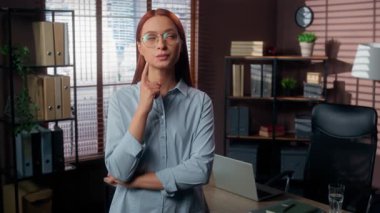 Ofisteki Kafkasyalı iş kadını, yaratıcı yenilik çözümleme stratejisinin başarılı iş kadını kadın işçi fikri üzerinde kafa yoruyor.