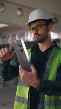 Kafkasyalı yorgun bir adam inşaat işçisi erkek müteahhit, tamirci, tamirci, tamirci, tamirci, tamirci, tamirci, tamirci tamirci.