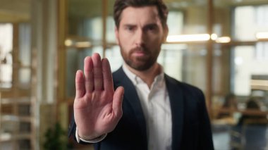 Kafkas işadamı kendinden emin orta yaşlı işadamı ciddi el hareketini durdurdu 40 'lı yaşlarda ofisteki işveren uzayan kolları uyardı reddedilme yasağı yok
