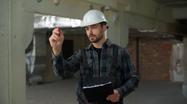 Mimar mühendis Kafkasyalı müfettiş notlar yazıyor inşaat planı erkek ustabaşı, teknisyen, teknisyen, tamirci, konsantredeki adam inşaat kontrolü yapıyor.
