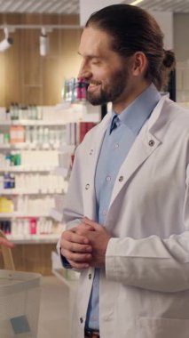 Eczane kadın eczane kadın konuşan doktor eczacı müşteriye hap almasında yardımcı oluyor. İlaç vitaminleri, sağlık ürünleri, farmakoloji tıbbi reçeteler,