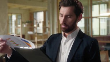 Ofisteki işadamı, beyaz iş adamı belgeleri yazıyor. Sözleşme imzalıyor. Fikir oluşturuyorlar.