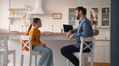 Kaygısız küçük beyaz kız çocuk okuldan eve sırt çantasıyla dönüyor baba baba çocuk okullu kızla buluşuyor erkek aile kucaklaşması.