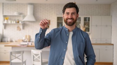 Tatmin olmuş, beyaz, orta yaşlı, ev sahibi adam elinde ev sahibi, mutlu ev sahibi, kiracı erkek, taşınma kredisinin keyfini çıkarın. Babamın yeni ev sigortası kredisi almasına sevindim.