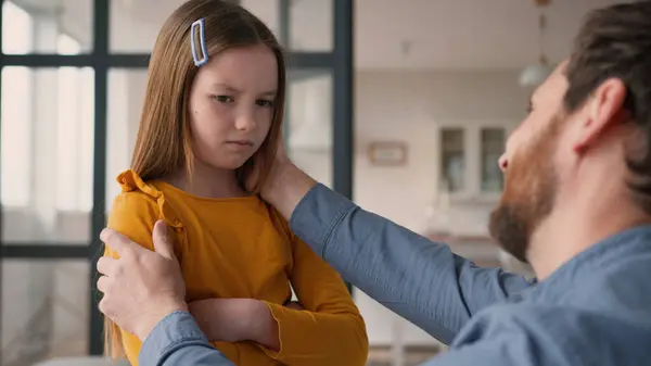 Stresli Kafkas aile tartışması. Suçlu baba, baba, sakin. Kıza dokunmak, evde inatçılık etmek. Önemseyen baba özür diliyor.
