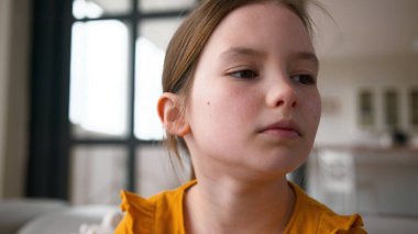 Kaygısız küçük beyaz kız portresi çocuğu evde yalnız kız öğrenci kız çocuk psikolojisi çaresizlik yaşayan aileye zorbalık eden okul sorununu hayal kırıklığına uğrattı.