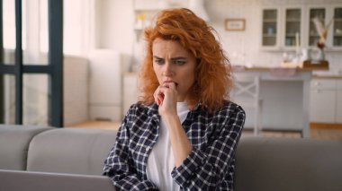 Düşünceli, beyaz kadın, düşünceli, düşünceli kadın, bilgisayarlı internet üzerinden düşünme sorunu çözme fikrini düşünüyor.