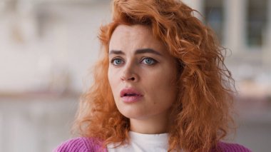 Hüzünlü ruh hali düşünme sorunu üzüntülü keder üzüntüsü kafası karışmış beyaz kadın ev sahibi kameraya bakıyor sağlık kredisi sigortası sorunu olduğunu düşün.