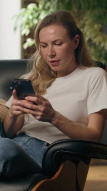 Şok olmuş endişeli bir kadın akıllı telefon şokuna uğramış evde kötü haberler okuyor sinirli Kafkasyalı iş kadını elinde cep telefonu daktilo eden bir kız reddedilmiş mesajlar alıyor.