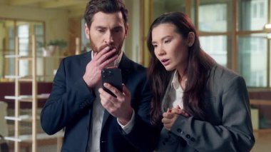 Şok olmuş Kafkasyalı Koreli işçiler cep telefonu kullanmaktan korkuyorlar ofiste anlaşma kaybetmek kötü haber kadın işadamı hayal kırıklığına uğramış girişimci iş kadını akıllı telefon mesajları