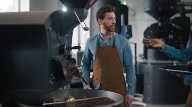 Endüstriyel kahve makinesini inceleyen çok ırklı Afrika Kafkasyalı iki uzman kontrol listesi bakım teknolojisi, barista ekipmanları test kahvehanesi üretiyor.