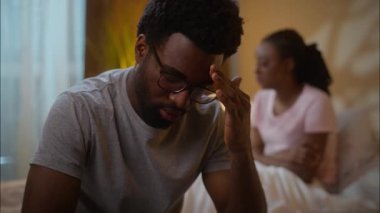 Aile ilişkisi krizi, Afrikalı Amerikalı çift boşandı utanmış erkek arkadaş, ereksiyon sorunu, kısırlık sorunu, kısırlık, seks, kadın sevgilisinin evde yatak odasında görmezden gelmesi.