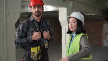 Çok uluslu kızgın mühendisler yanlış anlaşılma inşaat tartışması Asyalı kadın Kafkas erkek güvenlik kask yapısı iletişimi gerginlik oluşturma projesi anlaşmazlığına işaret ediyor