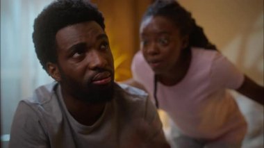 Afrikalı Amerikalı aile kavgası kriz tartışması evlilik boşanması kızgın kadın bağırıyor üzgün suçlu adam çığlık atıyor koca aldatıyor kıskançlık ihaneti ev yatak odasında gece yarısı ihaneti