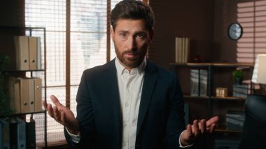 Ofisteki portre, kafası karışmış Kafkasyalı iş adamı, erkek işveren şirket CEO 'su kamera karşısında omuz silkme, omuz silkme, tereddütlü omuz silkme. Yüksek