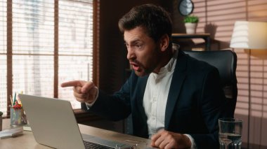 Öfkeli, agresif, öfkeli, bağıran, öfkeli, Kafkas, beyaz, iş adamı, iş adamı, erkek, iş adamı, laptop, video konferans, kötü iş, stres, bilgisayarın kapanışı.