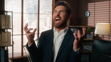 Duygusal stres sinirlenmiş tükenmiş tükenmiş Kafkasyalı iş adamı ofis işadamı erkek yönetici işveren negatif kızgın kızgın işveren çığlık çığlığa çığlık çığlığa bağırıyor