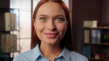 Kafkas heyacanlı şaşkın iş kadını kadın iş kadını ofis içinde çalışan bayan iş kadını büyük gözlerle kameraya bakan iyi haberler kazanan şaşırtıcı derecede merak uyandırıcı duygular elde ediyor.