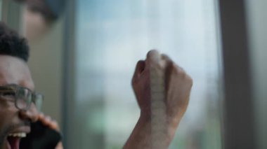 Kapatın Afrikalı Amerikalı bağırıyor kızgın kızgın iş adamı cep telefonunu tartışıyor bağırıyor, el pencerede patlıyor etnik iş adamı erkek akıllı telefon kavgası hiddetleniyor