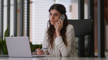 Memnuniyetsiz işçi bürosu müdürü Kafkasyalı iş kadını bayan bayan işveren huzursuz iş kadını cep telefonu konuşmaları nahoş sohbet cep telefonu danışma online iş telefonu danışma