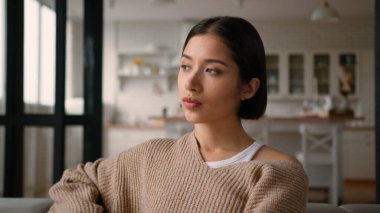 Latin kadın günlük Kafkas kadın üzgün ev sahibi düşünceli yalnız kız boyun ağrısına dokunuyor kederli derin düşünceleri görmezden gelme sorunu depresyonu ev endişelendiriyor