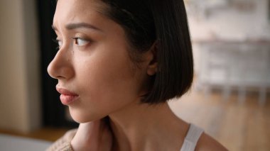 Hüzünlü üzgün, hüsran dolu, yalnız kadın, Latin, Latin, ev sahibi, dul kadına bakan kadın. Düşünme sorununun üzgün olduğunu düşün. Evde sağlık probleminin depresyona girdiğinden endişelen.