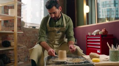 Gülümseyen, yaratıcı, beyaz, erkek, önlüklü, küçük işletme sahibi, sanatçı, çömlekçi ustası vazo süsleme, vazo süsleme, toprak vazo seramikleri, atölye seramikleri.