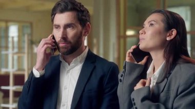 Çok ırklı iş adamları, cep telefonlarıyla konuşan kadın işadamları Koreli iş kadınları, akıllı telefon Kafkasyalı işadamlarının cep telefonu sorunları anlaşmasının başarısız olduğunu savunuyorlar.