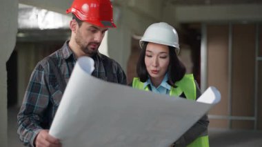 Kafkasyalı Japon mühendisler hakkında konuşan iki farklı inşaatçı. Sert şapkalı adam, kağıt üzerinde beyin fırtınası yapan kağıt projeleri denetleyen inşaat endüstrisi hakkında konuşuyor.