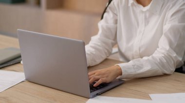 Yoğunlaştırılmış Asyalı Koreli iş kadını kadın profesyonel CEO patron Çinli iş kadını ofis çalışanı bilgisayarlı bilgisayar daktilosu çevrimiçi dizüstü bilgisayar raporu.