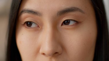 Aşırı derecede yakın bayan gözler Asyalı Japon kadın kız Çinli etnik iş kadını model müşteri kameraya bakıyor göz açıp kapayıncaya kadar görme duyusu kapalı ofis kliniğinde kararlılık
