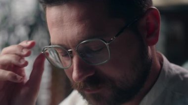 İş yerini kapatın, beyaz iş adamı gülümsüyor ofiste kameraya bakıyor mutlu girişimci eleman sağlıklı beyaz dişçi gülüşü yetişkin yönetici gözlüğü çıkarıyor erkek çalışan