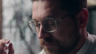 Hüsrana uğramış Kafkasyalı iş adamı ofiste gözlük çıkartıyor, stresi kapatıyor, olumsuz yüz ifadesi takınıyor, yönetici erkek depresyonu orta yaşlı pazarlamacı simsar üzgün hissediyor.