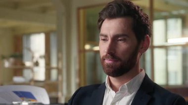 Beyaz, orta yaşlı, gülümseyen bir iş adamı. Ofisteki belgeleri kontrol ediyor. Erkek, iş adamı, mutlu, girişimci, emlak komisyoncusu.