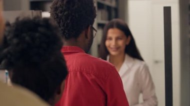 Eczane danışmanı sağlık görevlisi kadın eczacı kadın eczacı kadın eczacı tezgâhta ilaç satışı ilaç siparişi sağlıklı vitaminler çok ırklı müşterilere yardımcı oluyor.