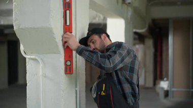 Kafkasyalı mimar ustabaşı inşaat mühendisi, teknisyen, tamirci, sorun yenileme hatasının sorun ölçümlerini karıştırdığını düşünüyor.