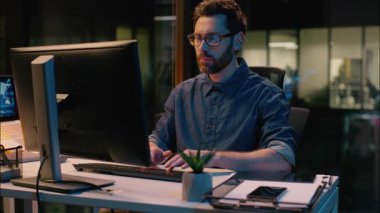 Kafkasyalı iş adamı yorgun adam iş adamı gözlüklü aşırı çalışan iş adamı bilgisayar başında çalışan erkek işveren gece görüşü ağrısı, göz ağrısı, iş yerinde aşırı çalışma baş ağrısı, sağlık gerilimi.