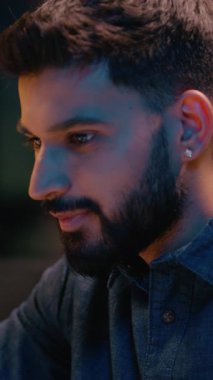 Gece fazla mesai yapan Hintli erkek işadamı yönetici iş adamı karanlık akşam ofisinde dizüstü bilgisayarla çalışıyor gülümseyen işveren programları online ticaret projesinde çalışıyor.