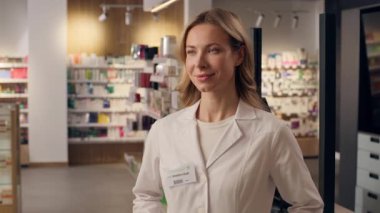 Kafkas doktor, eczacı, eczacı kadın pratisyen doktor, kardiyolog, doktor, eczane hekimi, tıbbi danışman, sağlıklı gülümseme.