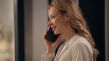 Kasiyerdeki beyaz kadın eczacı cep telefonu tıbbından bahsediyordu. İnternetten tıbbi ceketli bir eczane sipariş ediyordu. Akıllı telefon danışmanlık hapları.