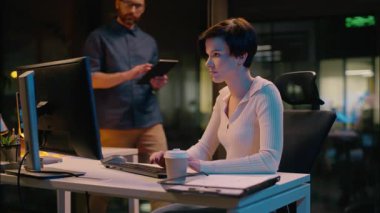 İşadamı kadın iş adamı ve iş kadını, internet üzerinden bilgisayar ticareti, Kafkasyalı meslektaşlar arasında anlaşmazlık olduğunu savunuyor.