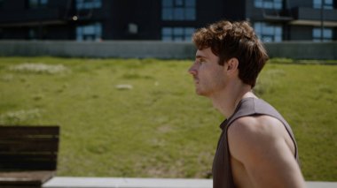 Yandan bakıldığında Avrupalı beyaz erkek sporcu erkek atletik erkek açık havada koşucu eğitimi sabah koşuda fiziksel aktivite çalışması sağlıklı yaşam tarzı şehir egzersiz hareketliliği