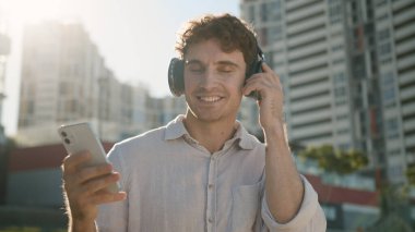 Mutlu, Kafkas asıllı, elinde cep telefonu kulaklıkla müzik dinleyen, hafta sonları dışarıda eğlenen, kaygısız erkek işadamı, gülen şehir şarkısı uygulaması işadamı.